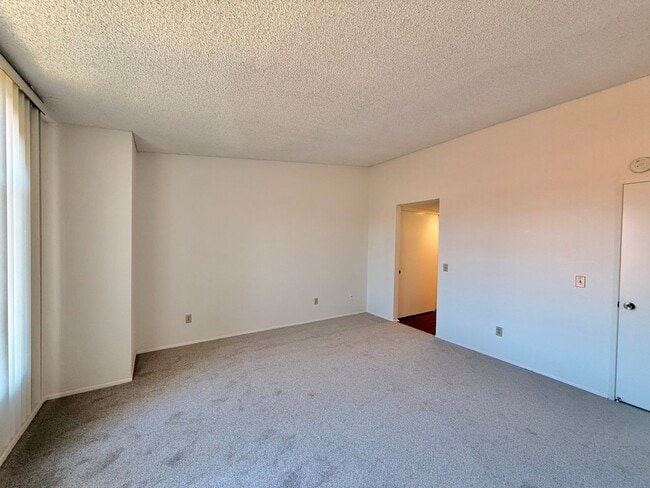 Building Photo - Spacious 1-Bedroom Condo with Garage!