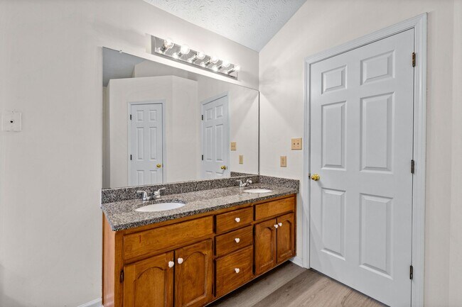 Building Photo - 110 Hunters Glen