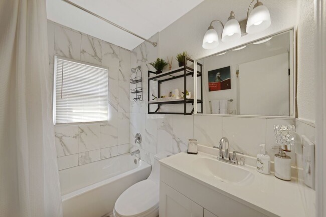 Building Photo - Furnished House in Hollywood Florida - Jun...