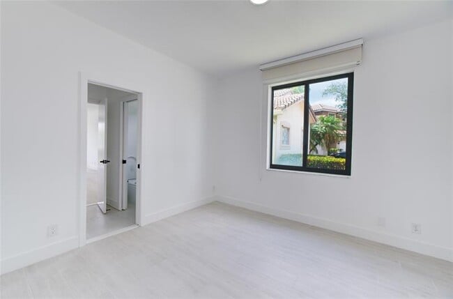Building Photo - 2550 Jardin Terrace