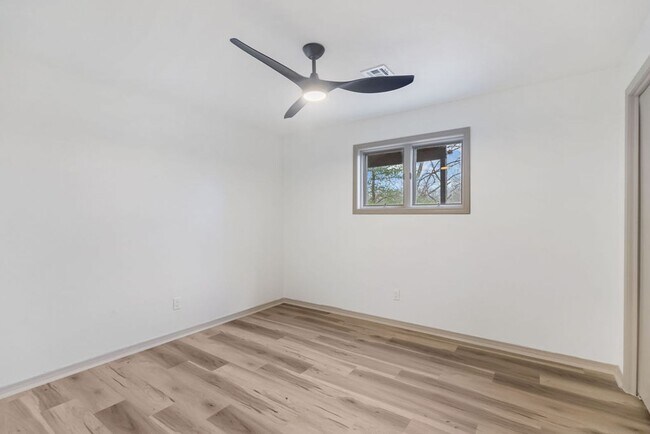 Building Photo - 39 Salen Ln