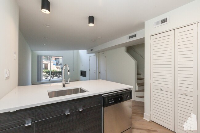 Building Photo - 944 W Grace-F202