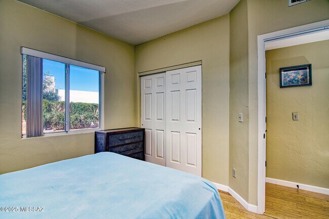 Building Photo - 10201 N Hatteras Pl