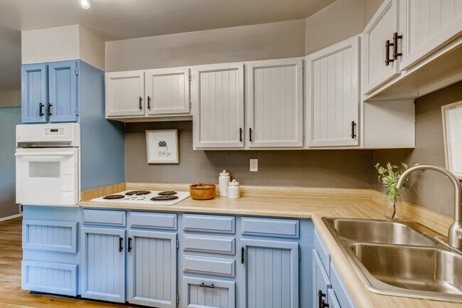 Building Photo - 6047 Independence St