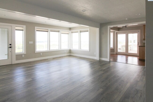 Building Photo - 4 BD, 4 BA House in Kennewick- Views of th...