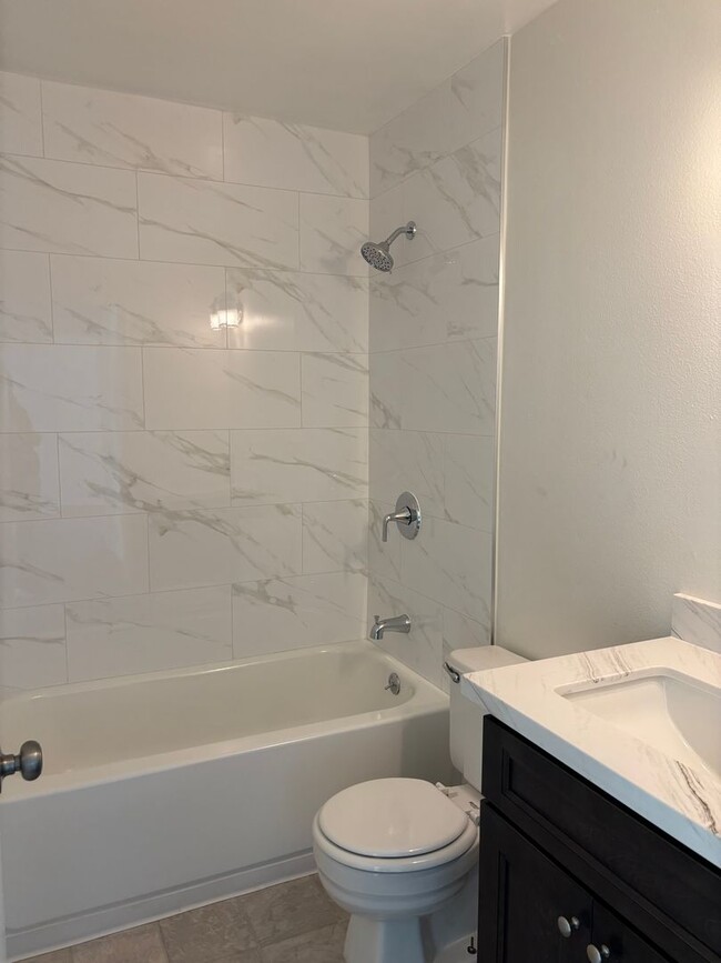 Building Photo - NEWLY REMODELED 2 BEDROOM 1 1/2 BATH CONDO