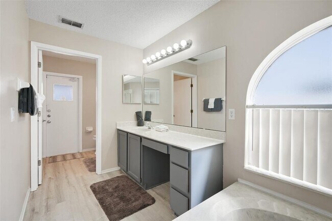 Building Photo - 8607 Knottingham Dr