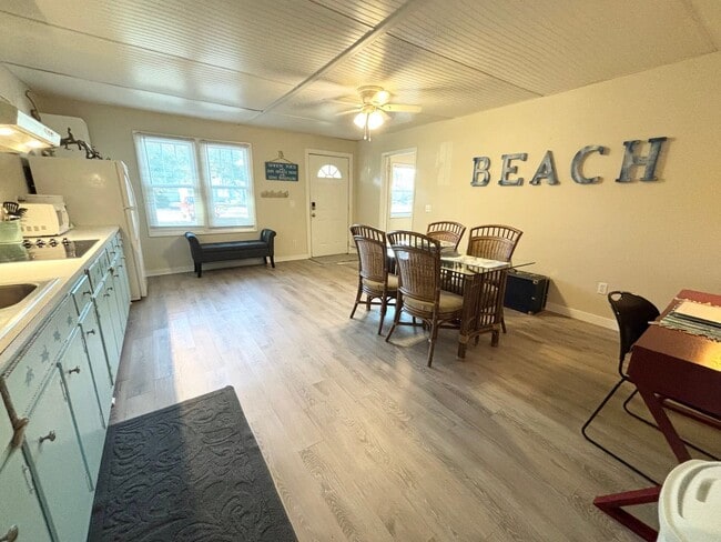 Building Photo - CALLING ALL SNOWBIRDS! Fully furnished apartment!