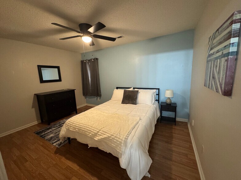 Building Photo - 2724 S 17th St