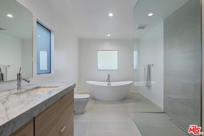 Building Photo - 2400 Glendower Ave