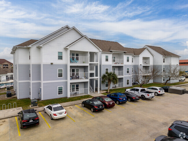 Building Photo - Campus Quarters