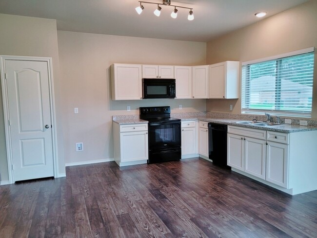 Building Photo - 5804 Deauville Street