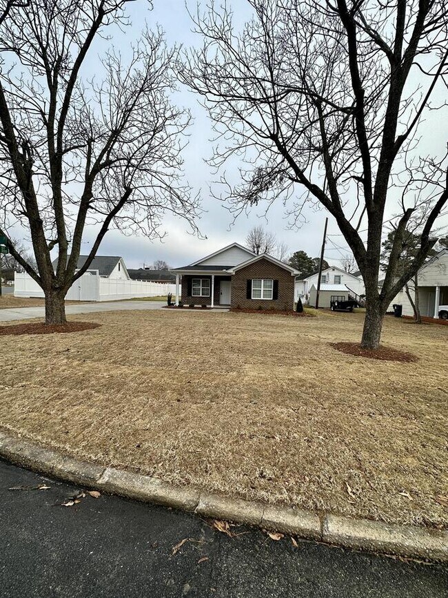 Building Photo - 708 W Parrish Dr