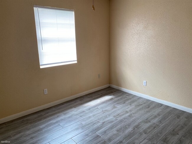 Building Photo - 2 br, 1 bath 4plex - 1524 Pine Ridge Dr Apt B