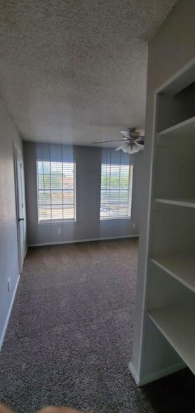 Building Photo - 137 S Las Vegas Trail