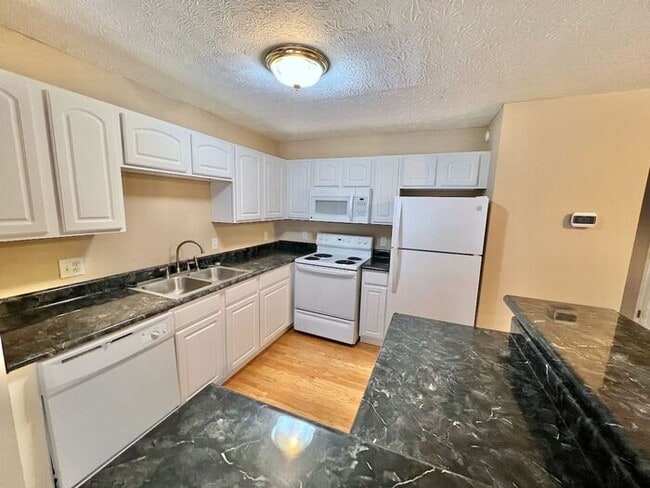 Building Photo - Fantastic Location, No Maintenence Condo