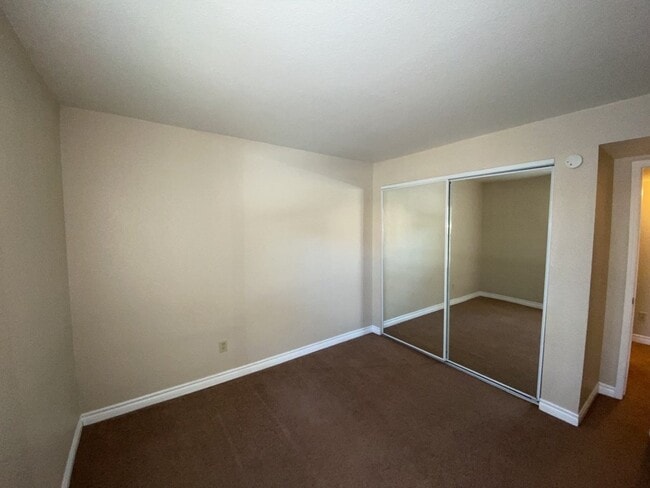 Building Photo - 3 Bedroom 2 bath condo located on second floor.
