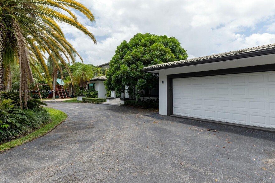 Building Photo - 7300 SW 77th Ave