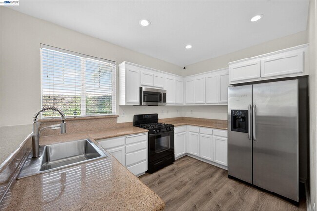 Building Photo - 244 Balsam St