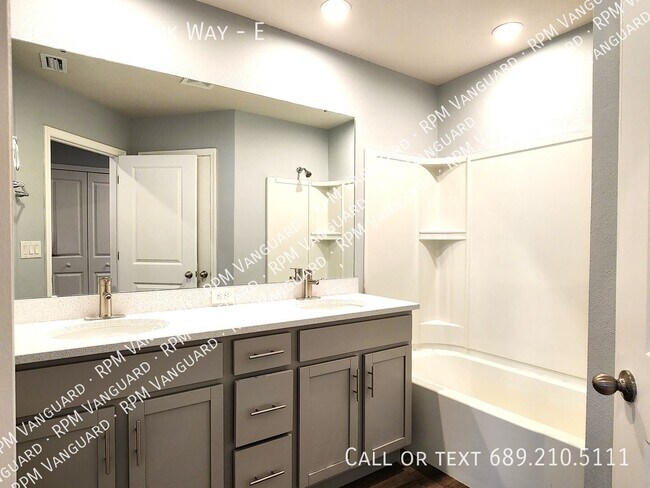 Building Photo - 2912 Oak Park Way