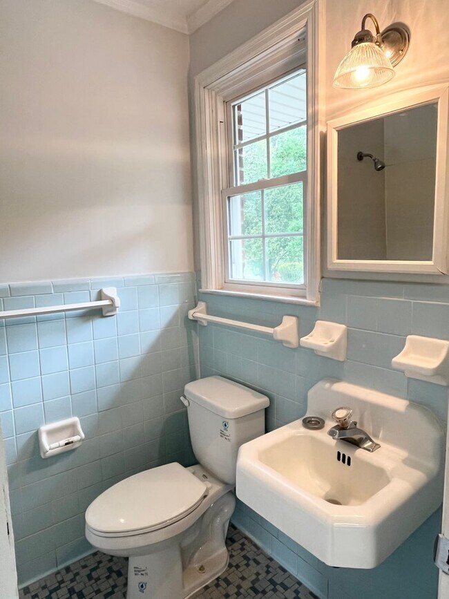 Building Photo - Charming 3 bed, 2 bath on Corner Lot in Old Pooler