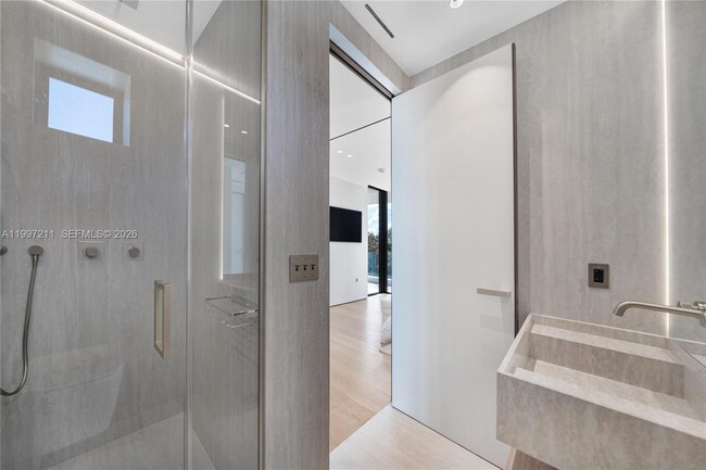 Building Photo - 1045 W 47th Ct