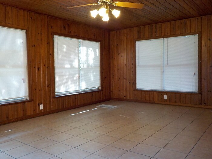 Building Photo - 441 S Elm Rd