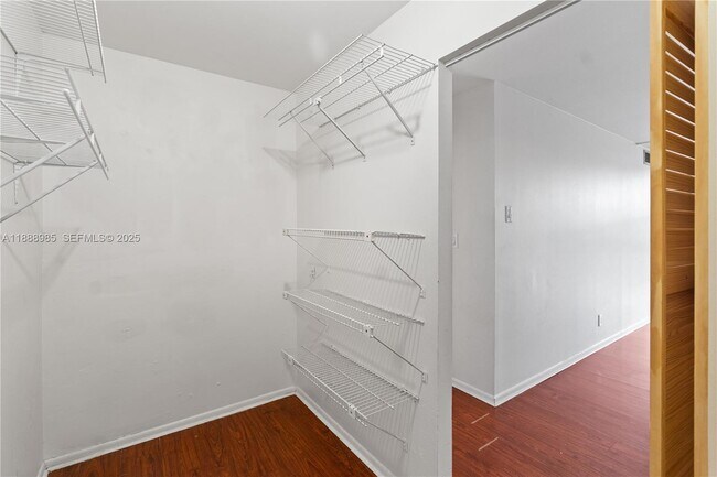 Building Photo - 800 Parkview Dr