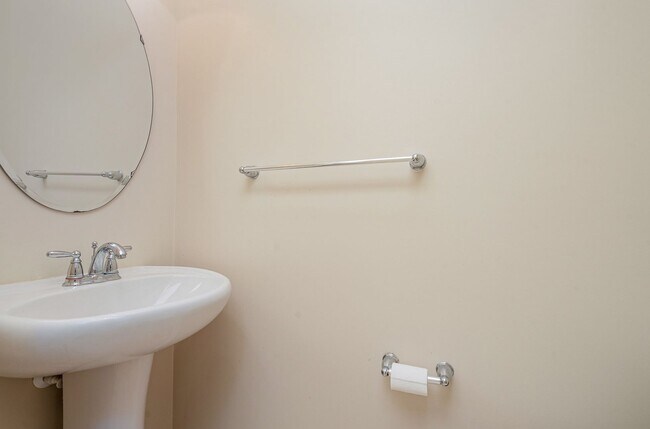 Building Photo - NORTH STAFFORD WELL MAINTAINED TOWNHOME FOR RENT