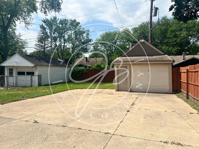 Building Photo - 3739 Elmhurst Rd