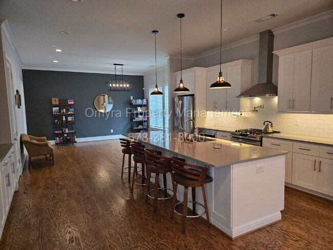 Building Photo - Gorgeous 4 Bedroom Home Near Grant Park!