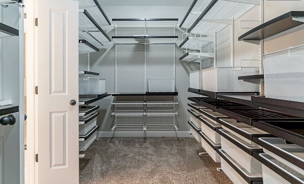 Master Closet - 8273 Middlewick Ln