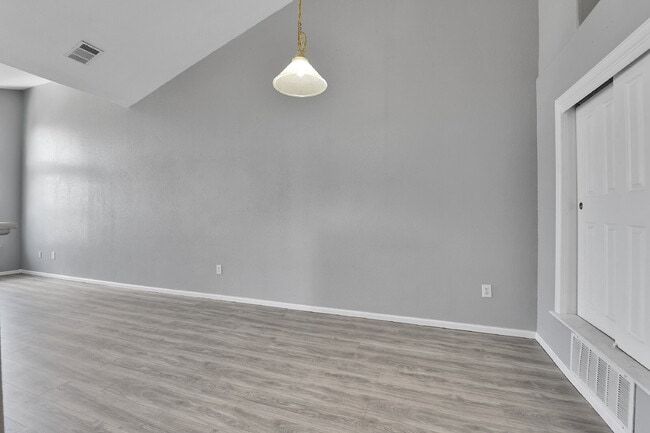 Building Photo - $2,100 - 2 Bed, 2 Bath Updated Townhome in...