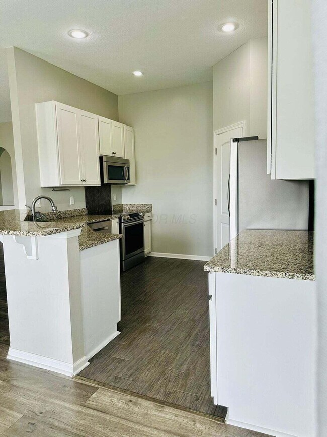 Building Photo - 3225 Rossmore Cir