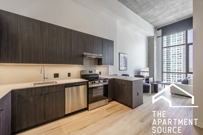 Building Photo - 633 S LaSalle St