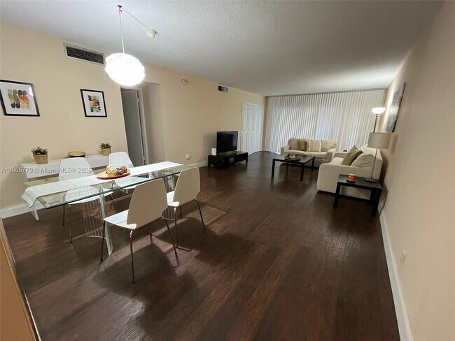 Building Photo - 3150 N Palm Aire Dr