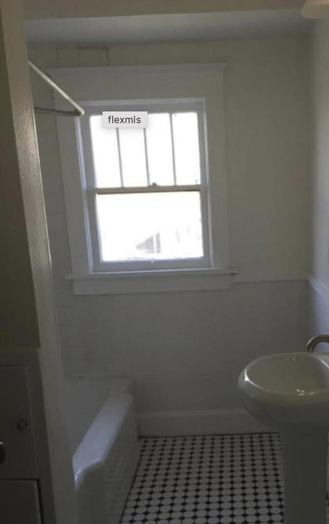 Building Photo - 213 Princeton Dr SE