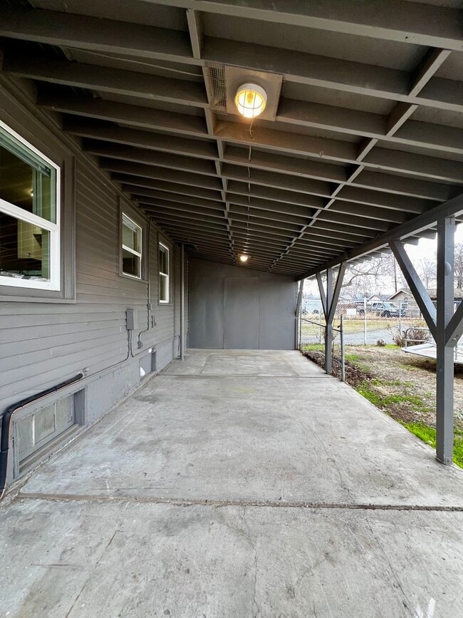 Building Photo - 1013 S 9th Ave