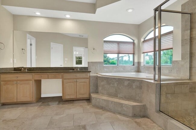 Building Photo - 5913 Mountain Villa Dr