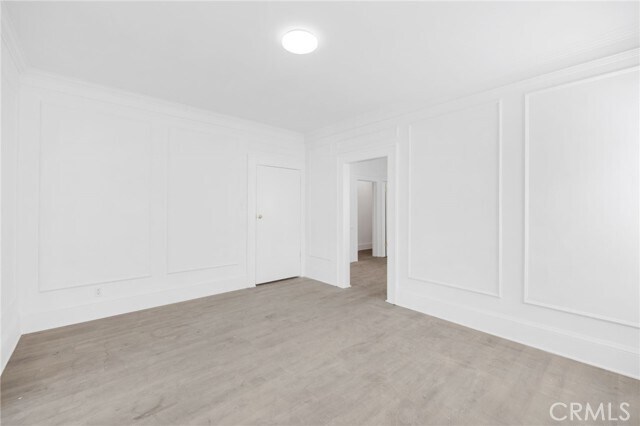 Building Photo - 550 N Kenmore Ave