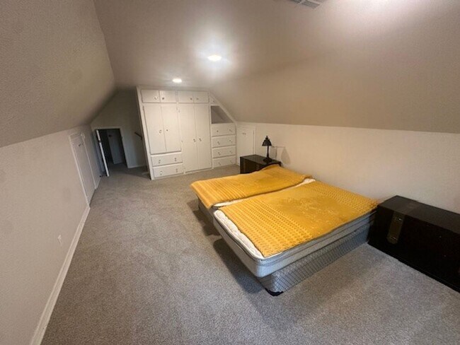 Building Photo - Upscale Secluded Oasis in Bixby - 5 Beds/3.5 Baths - Separate Mother-in-Law Quarters!