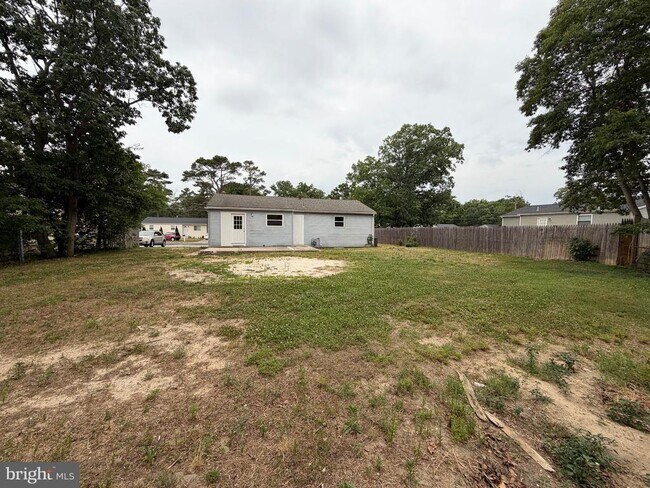Building Photo - 1133 Louis Dr