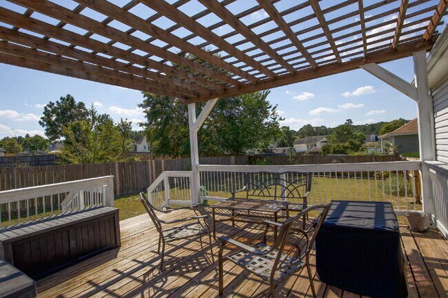 Building Photo - Charming 3 BR/2BA Ranch with fully fenced ...