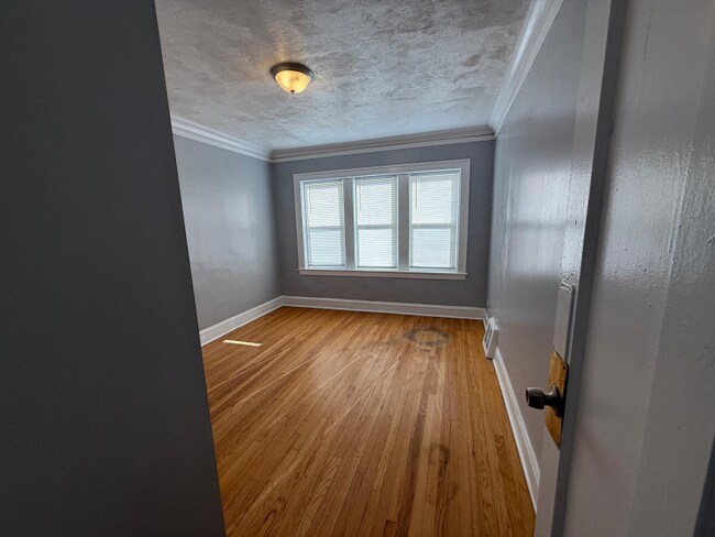 Building Photo - 654 N Lamon Ave