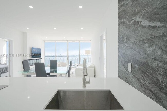 Building Photo - 7601 E Treasure Dr