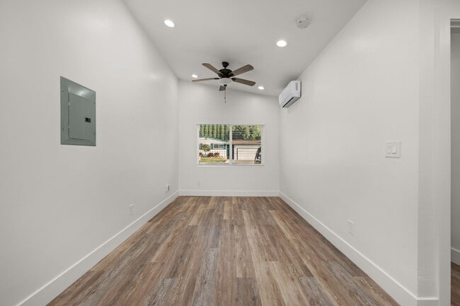 Building Photo - Detached 1 bedroom!