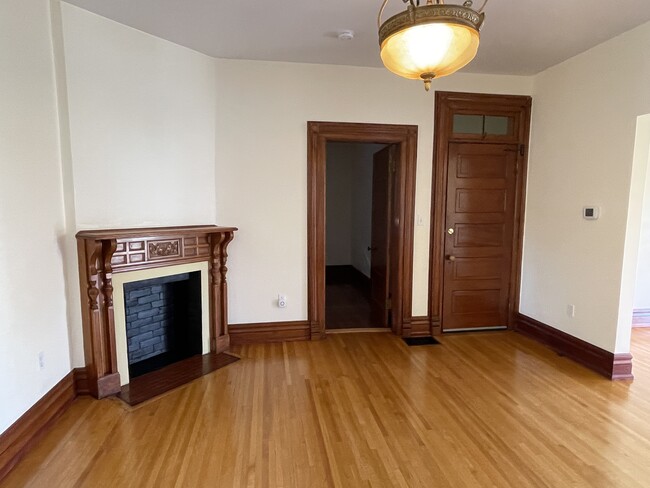 Dining Room - 596 Niagara St