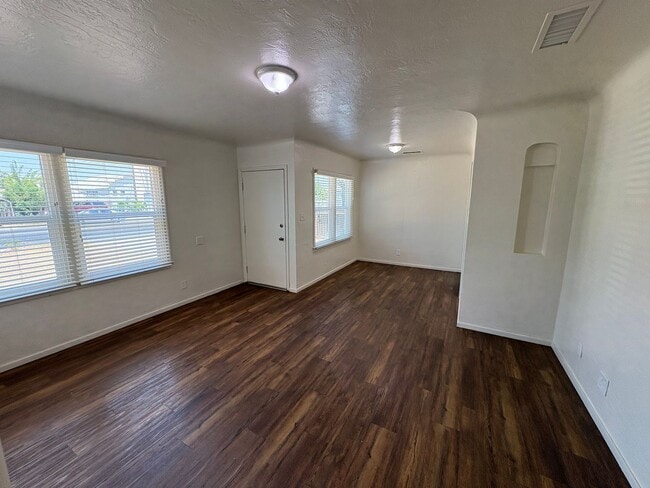 Building Photo - NW Visalia corner lot home available now!