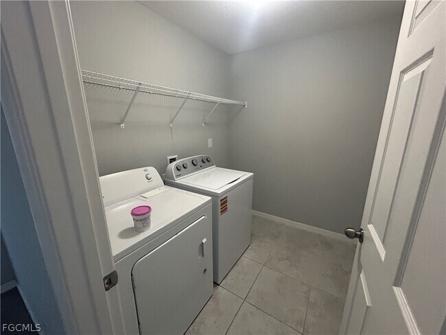 Building Photo - 3921 NE 15th Pl