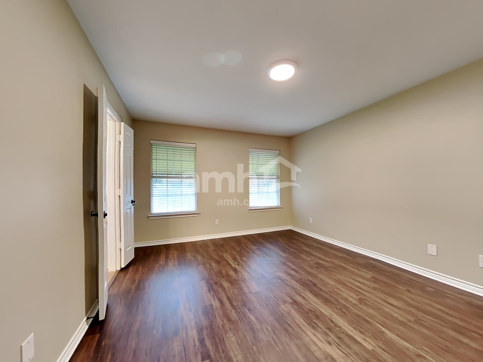 Building Photo - 2301 Arrowhead Dr